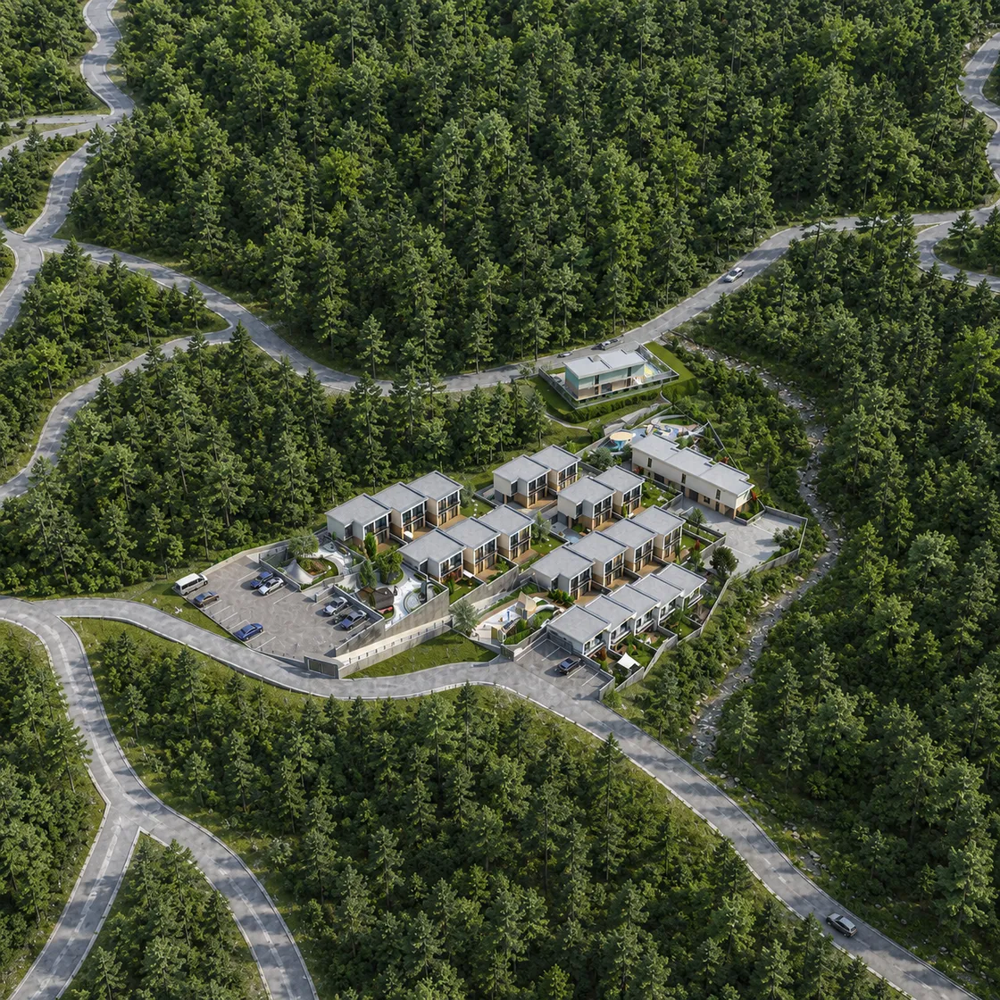 Çam ormanı içindeki yerleşimin uzaktan görünümü: kıvrımlı orman yolları arasında konumlanmış villa adası ve otopark; arkada ayrı duran sosyal tesis